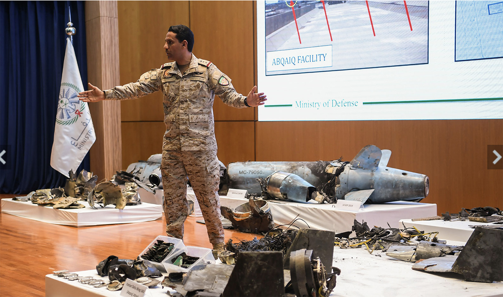 写真）石油施設攻撃で使用されたイラン製の巡航ミサイルや無人機のものとされる残骸を公開するサウジ国防省のトゥルキ・マリキ報道官（サウジアラビアの首都リヤド）