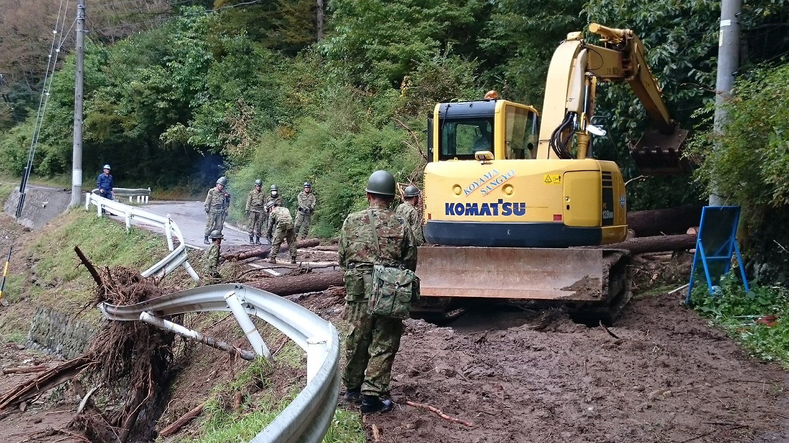 写真）自衛隊による道路啓開作業