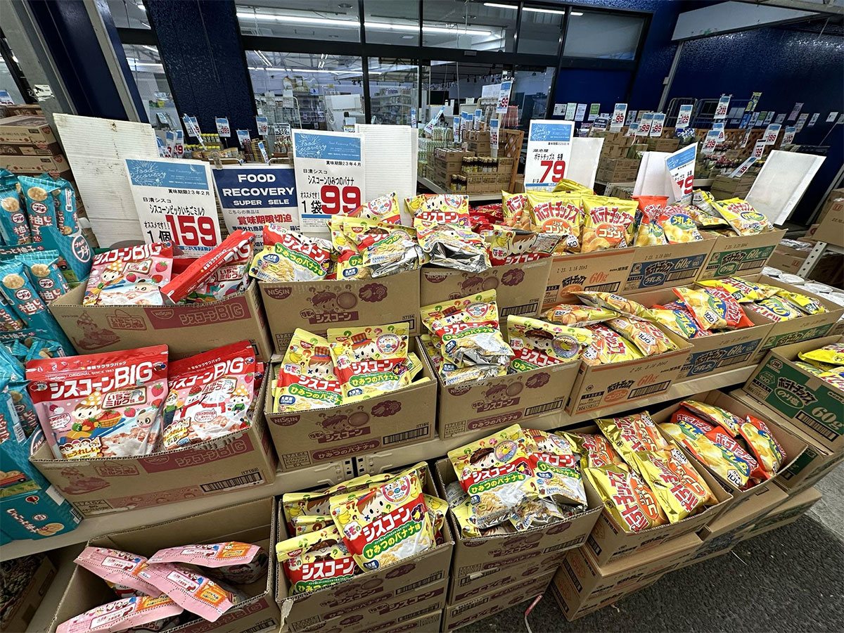 写真）ゼンエーの店内に並ぶ賞味期限間近の菓子