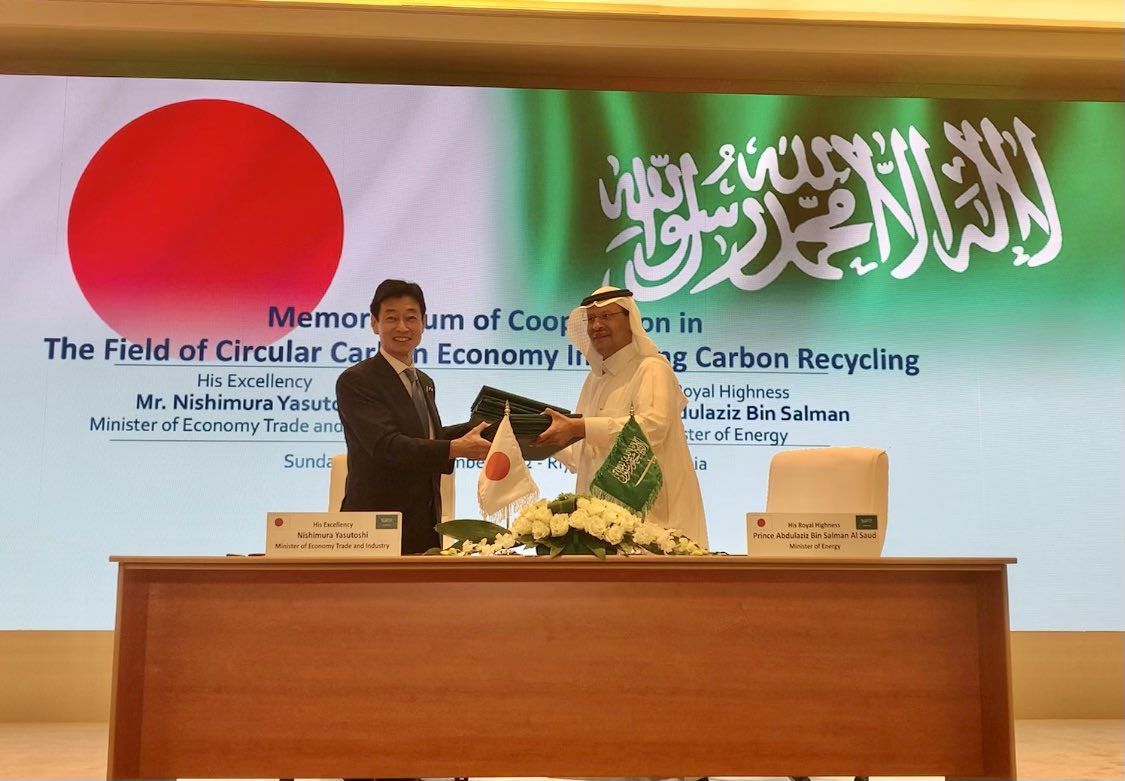 写真）カーボンリサイクルや水素・アンモニアなどに関する協力覚書2本を締結した西村康稔経済産業大臣とサウジアラビアのアブドルアジーズ・エネルギー大臣　2022年12月25日　サウジアラビア・リヤド