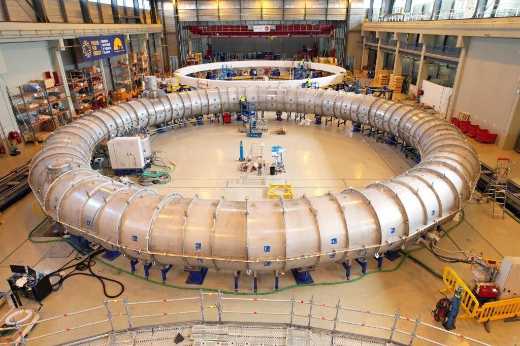 写真)プラズマを閉じ込めるために磁界(ポロイダル磁界)を発生させるための「ポロイダル磁場コイル」。