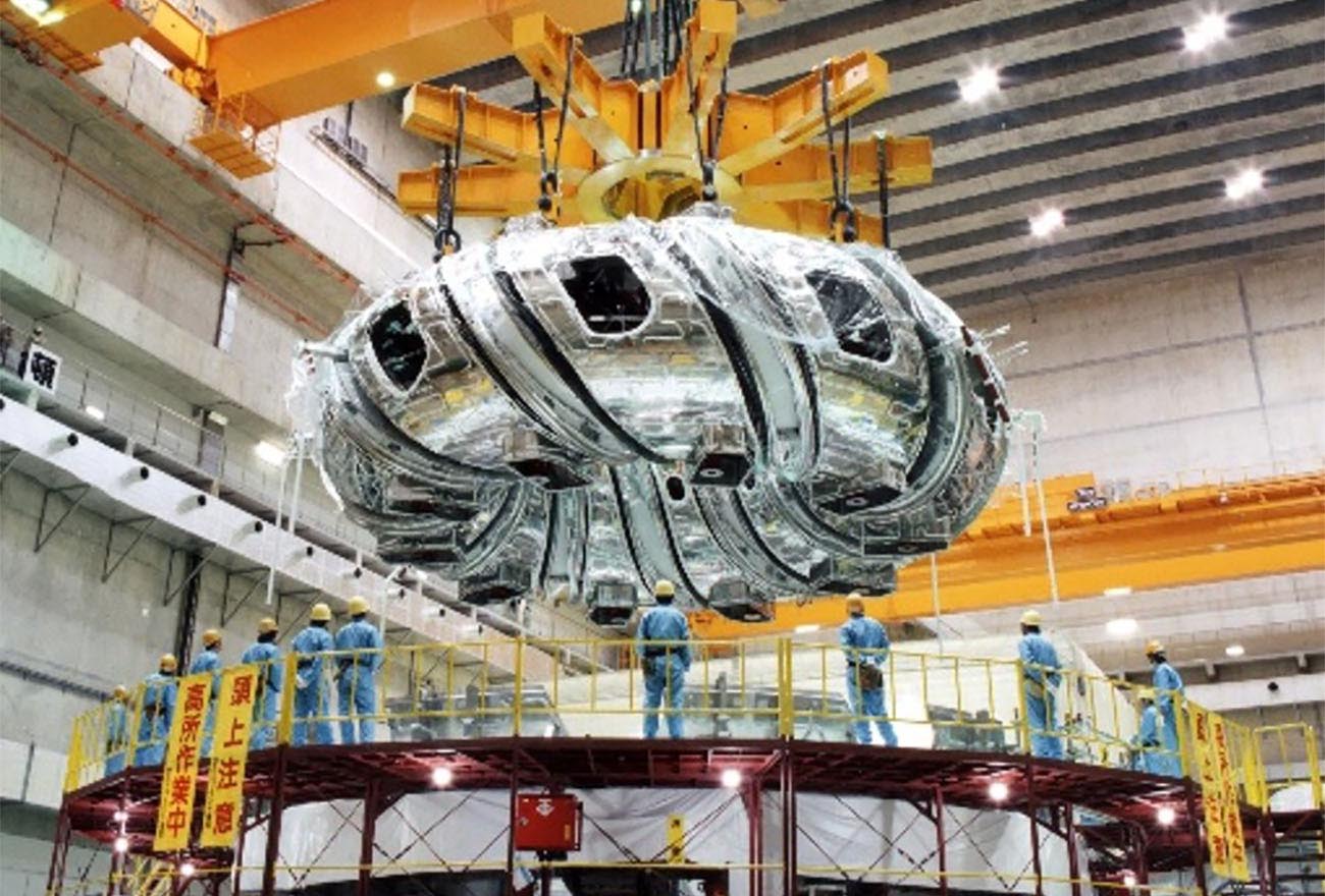写真)据え付け中の真空容器とヘリカルコイル(自然科学研究機構 核融合科学研究所)岐阜県土岐市