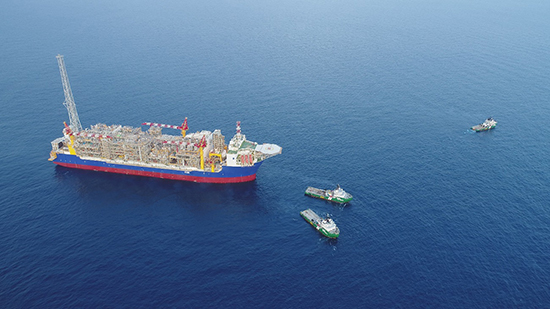 写真16：イクシスLNGプロジェクト 沖合生産・貯油出荷施設（FPSO: Floating Production, Storage and Offloading（名称：イクシス ベンチャラー）