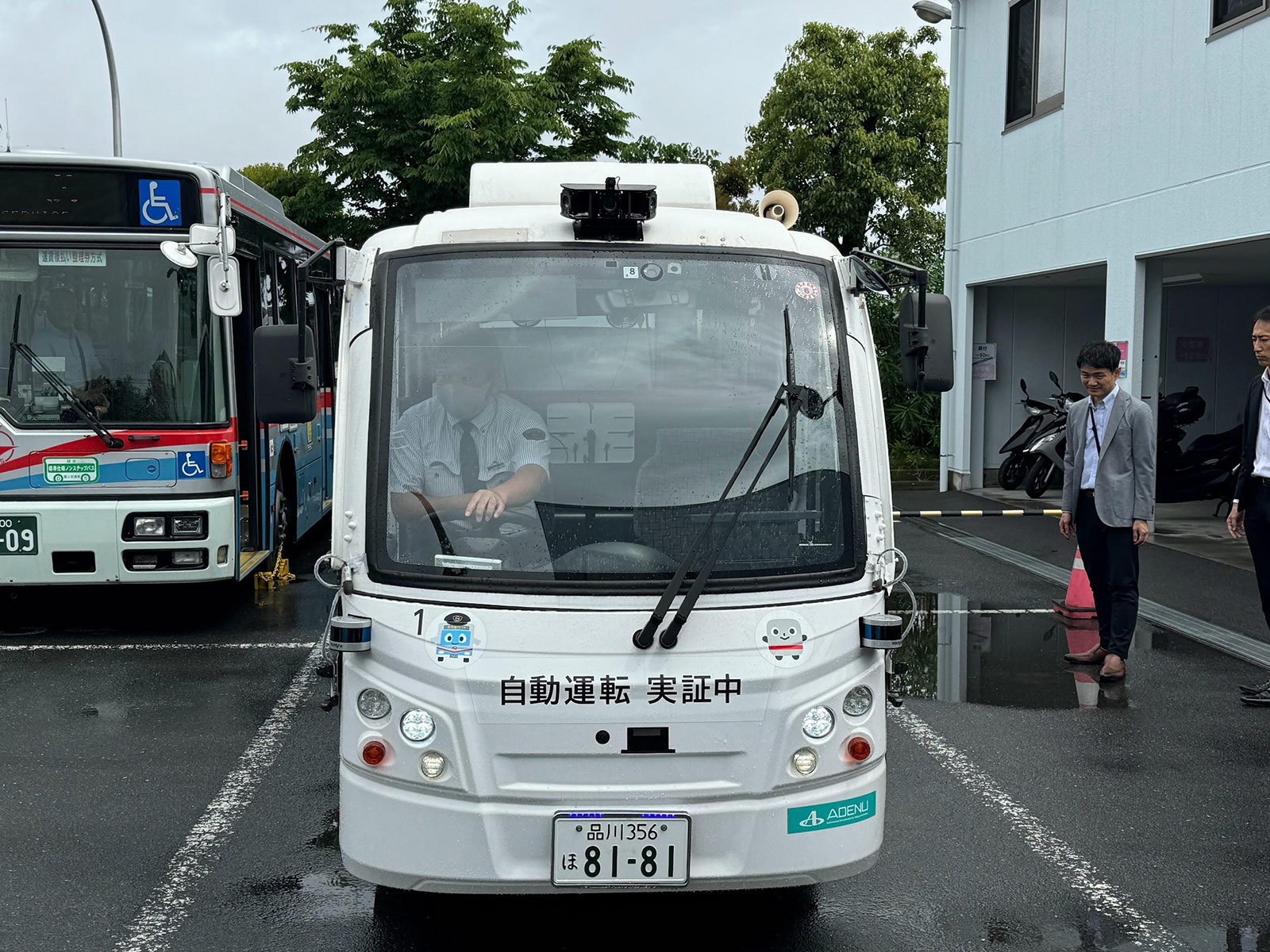 写真）今回実験に使われた自動運転バス　正面