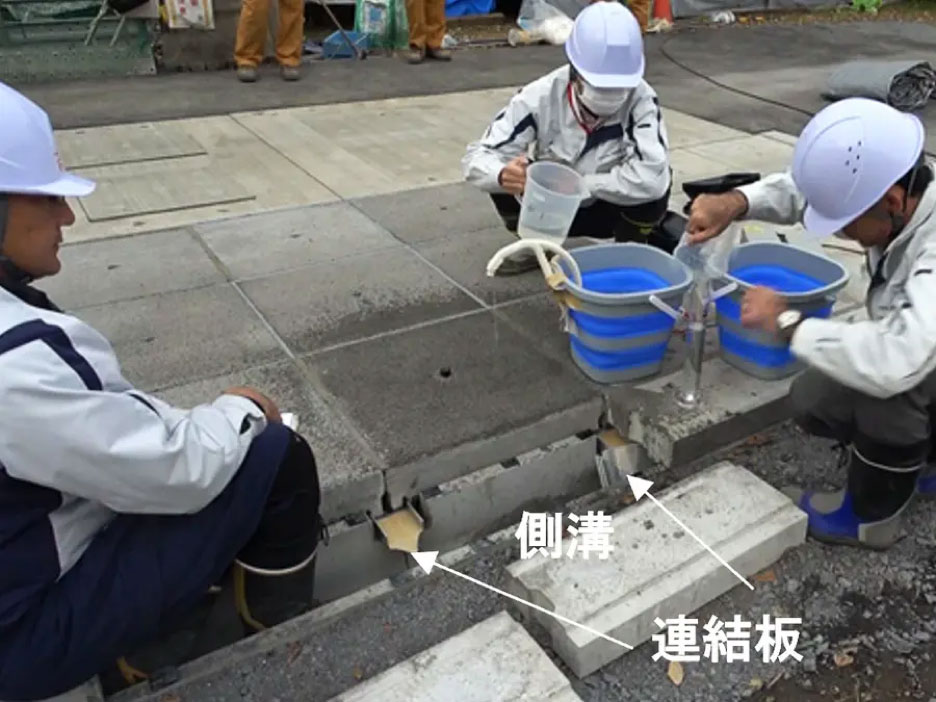 写真）透水・排水性評価試験状況