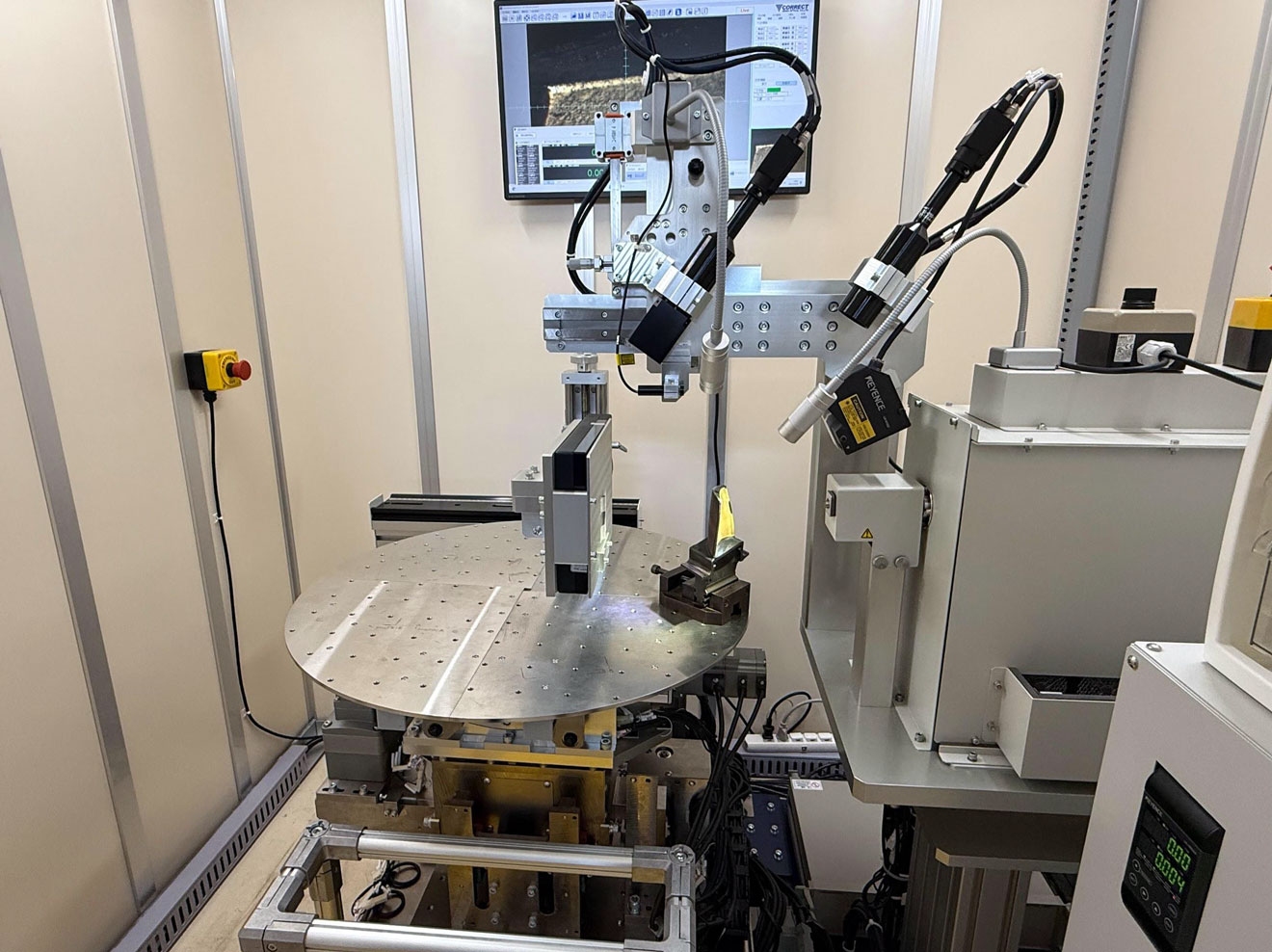 写真）高エネルギーX線回折装置