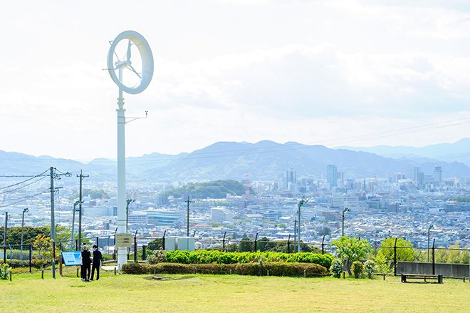 写真）風レンズ風車 左下にいるのが筆者