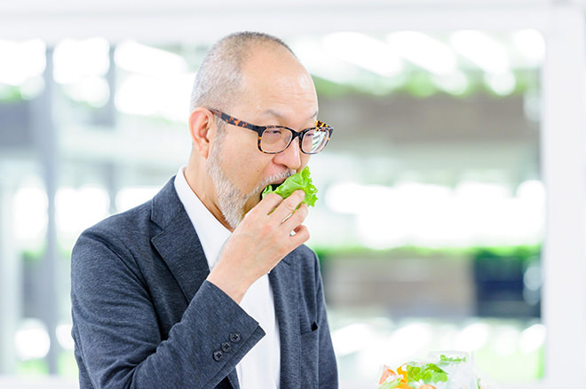 写真）亀岡プラントの『ベジタス』を食す筆者