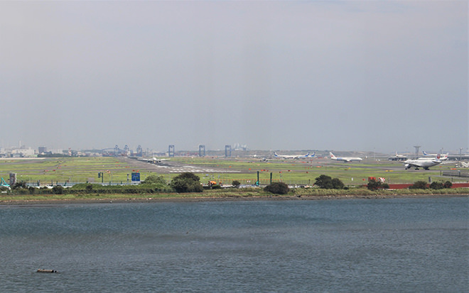 写真）羽田空港滑走路を目の前に臨む 5Fレストラン前のデッキにて