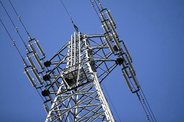 写真）送電線と送電線用碍子